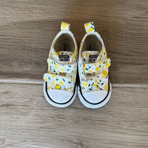 Converse Kids 5 Lemon Print Sneakers